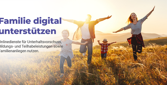 Eine glückliche Familie rennt durch ein Feld. Im Hintergrund scheint die Sonne und man sieht Berge.